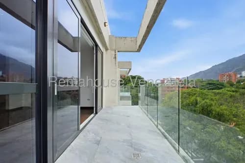 Te Presento Este Penthouse De Lujo En Alquiler Con Impresionantes Vistas Panorámicas Al Avila, Edificio Nuevo Y De Baja Densidad Con Planta Electrica. Carlos Manuel Mollejas. Mls#26-18195.