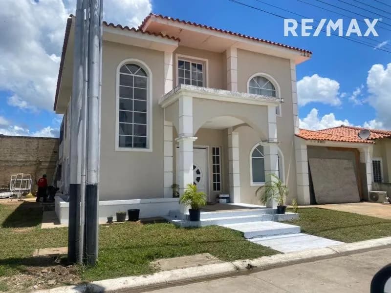 Se vende casa quinta de dos niveles en el C. R. La Florentina, urb. Palma Real, sector Tipuro, Maturín, estado Monagas