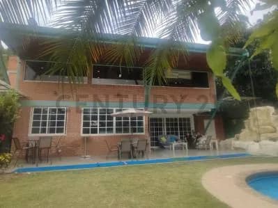 Una Oda al Lujo Moderno en el Corazón de Colinas de Santa Mónica