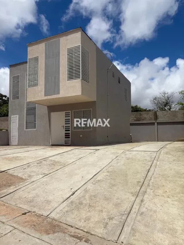 Venta de Town house en la Castellana urbanización Las Trinitarias