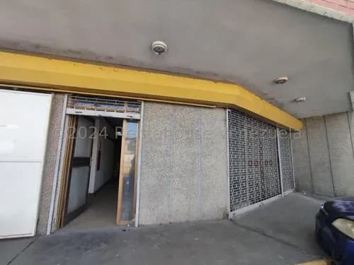 Local Con Ubicación Estratégica En Vía Principal De La Isabelica - Valencia (#25-1703) A Pie De Calle, Oportunidad Que Estabas Buscando. Con Espaciosa Mezzanina, Para Tu Negocio. Cliente Directo