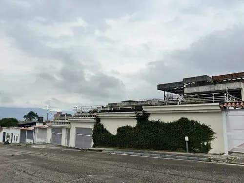 Cb Urb. Los Naranjos . San Cristobal. Tachira . Tu Mejor Inversión !!! Calle Principal De Los Naranjos . Terreno 509 Mts2 Construcción 876 Mts2. Terrazas 243mts2. Planta Baja: 3 Habitacion