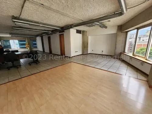 Oficina En Alquiler Con Concepto Abierto Y Techo Estilo Industrial #24-2387