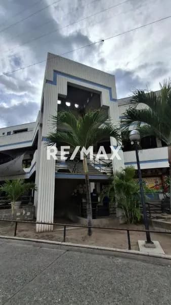 Amplio Local en Alquiler Ubicado en el Centro Comercial Iglio, Avenida Bolivar con Calle 12 Sector Centro de Valera.