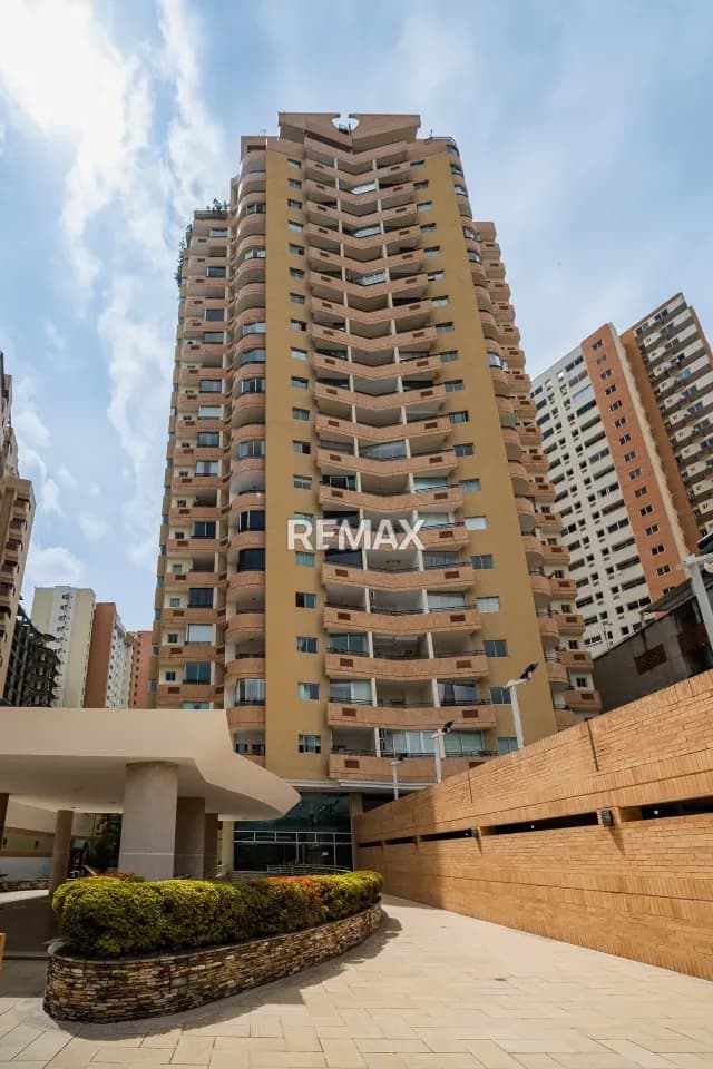 Venta de Amplio Apartamento en Las Chimeneas. Pozo y Planta