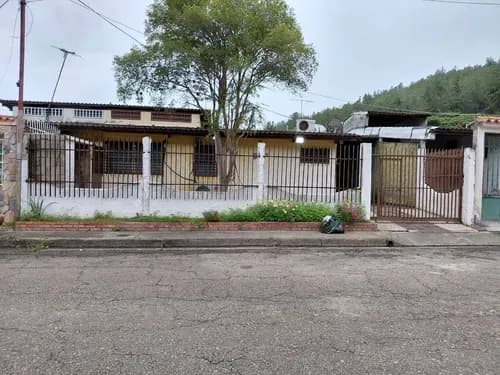 Se Ofrece Casa En Alquiler* Naguanagua Urb. El Naranjal Ubicada En Calle Abierta Amoblada! 3 Habitaciones 3 Baños Completos Area De Recibo Comedor Cocina Equipada Gavip
