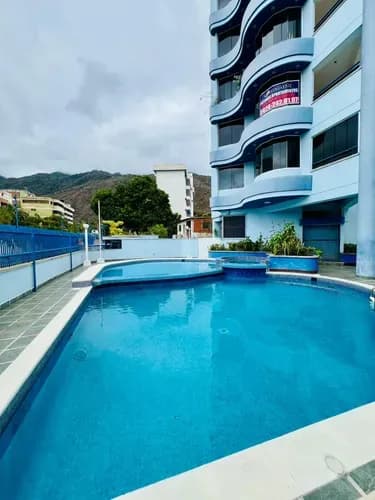 Apartamento Muy Bonito, Edificio Muy Bien Mantenido, Con Una Terraza Para Disfrutar De Una Hermosa Vista, 2 Habitaciones Con Clóset, 2 Baños, 2 Puesto De Estacionamiento, Maletero.