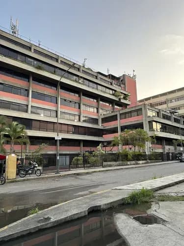 Oficina De 1.212 M2 . Amoblada Y Con Distribución Inteligente,zona De Carga Con Acceso Directo Al Almacén Y 10 Puestos De E, En La Zona De Carga,