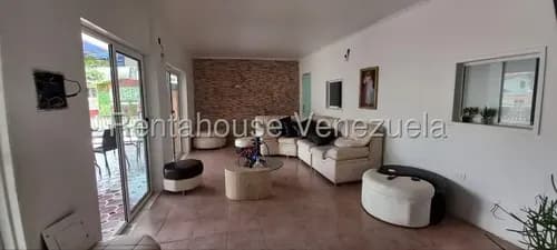 Kc.g #26-19164 Espaciosa, Iluminada Muy Bien Distribuida Casa Multinivel ,estilo Moderno En Venta Ubicada En San Antonio De Los Altos La Rosaleda