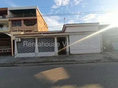 Jip 26-9188. Rentahouse Vende Espaciosa Casa De 275 Mts2, 3 Hab, 2 Baños, 1 P/e. Excelente Oportunidad De Inversion. La Coromoto, Maracay