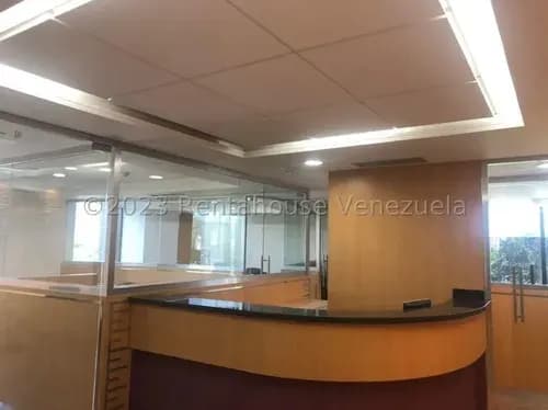 Alquila Esta Amplia Y Bella Oficina, Totalmente Remodelada Y Equipada, Mobiliario En Excelente Estado, Con Gran Iluminación Natural, Hermosa Vista A La Ciudad. Cuenta Con Dos Oficinas Cerradas