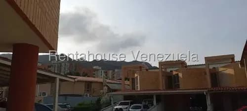 Alquila Inmueble. Vive La Experiencia De Este Exclusivo Townhouse En Naguanagua - El Rincón (inm #26-17077) Full Equipado Donde El Clima De Montaña Y La Vista Panorámica Te Regalan Paz. Solo Clientes