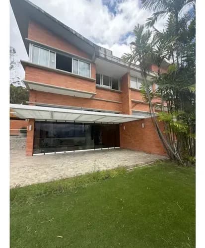Se Vende Town House Alto Hatillo 5h +s/ 7b + S/ 4p