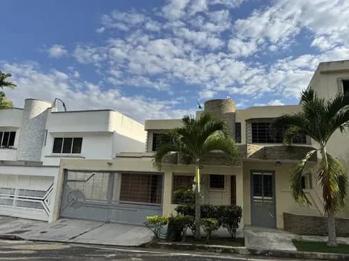 En Venta Hermosa Casa En Urb. Prebo Iii Acceso Controlado Doble Anillo De Seguridad
