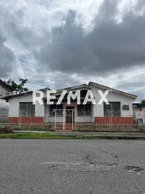 VENTA DE TERRENO CON CASA EN ZONA RESIDENCIAL (URB. 5 DE DICIEMBRE)