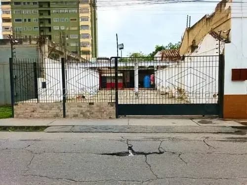 Gisselle Lobo Ofrece En Venta Para Uso Comercial O Residencial Amplio Terreno Con Extraordinaria Ubicación En El Centro De Barquisimeto, Posee Luz Trifasica, Agua, Cerco Eléctrico 2 5 7 6 8 7