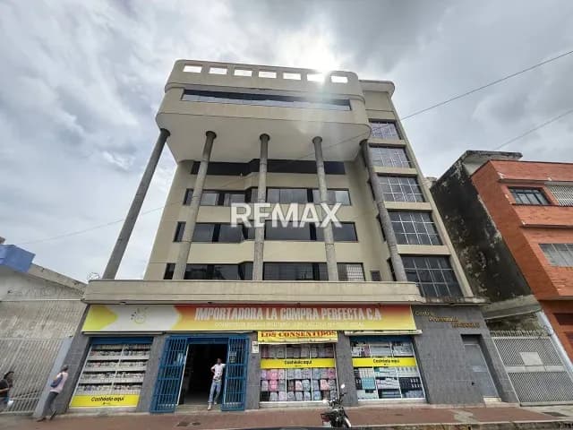 En Alquiler 4ta Planta del Centro Comercial MASCOLO.