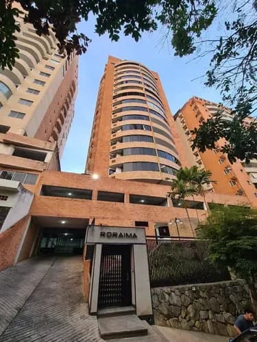 En Venta Moderno Apartamento Amoblado En Parral Residencias Roraima. Rg. Proyecto De Planta Eléctrica 100%, Cocina Empotrada Con Tope De Granito, Piso Alto 135 M2amoblado, Pisos En Porcelanato.