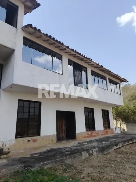 Casa con amplio terreno en venta ubicado en Colinas de Santa Rosa Sur al Este de Barquisimeto