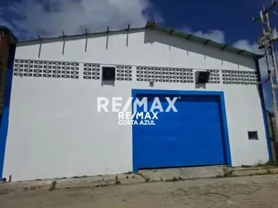 EN VENTA AMPLIO GALPÓN COMERCIAL UBICADO EN TUCACAS
