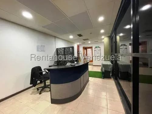 Oficina En Venta. Los Samanes. Con A/a Central, Techos De Plafón Con Iluminación E Instalaciones. Fc // 26-18185