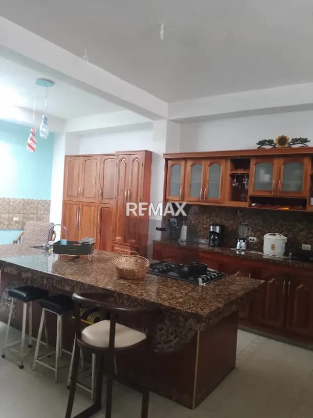 Casa Grande Moderna con Depósito