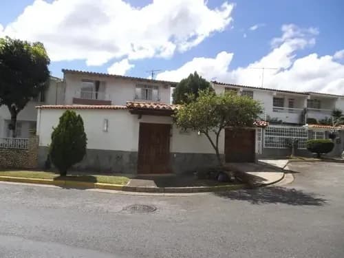 Agp Casa En Venta En Macaracuay, En Calle Cerrada, Documentos Al Día 22-5447