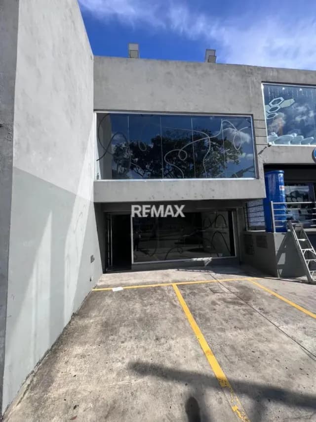 Alquiler de Local a Pie de Calle en una zona de alto tráfico de 127 Mts2 Urb. Prebo Valencia