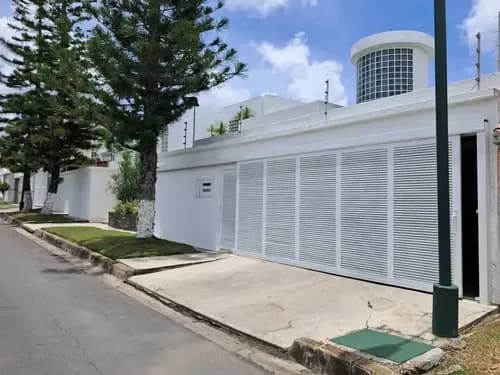Casa En Venta Con Piscina, Urbanización Los Picachos De Club Hípico
