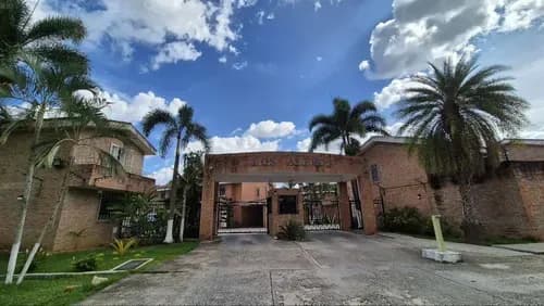 Np Townhouse En Venta En Los Aleros, Guataparo Código 313553