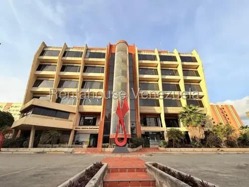 En Alquiler Amplia Oficina Al Este De Barquisimeto, Ideal Para Consultorios, Fabulosa Vista Urbana Que Aporta Luz Natural, Maritza Lucena , Cód. 26-9300