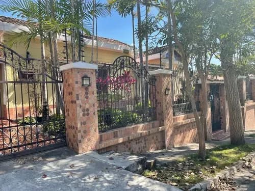 Vendo Exclusiva Casa En La Urbanización La Entrada Ii Naguanagua.* -796 M2 De Terreno -451,92m2 De Construcción -5 Habitaciones -5 Baños Amplios. 2 Estacionamientos. An