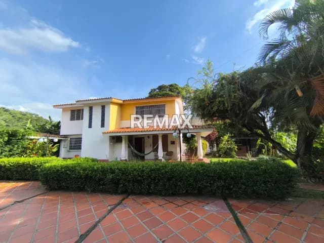 Exclusiva Casa Quinta de 920 m² con Caney y Terreno.