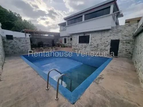 M&n Venden Espectacular Y Moderna Casa Duplex Con Piscina; Ubicada Al Centro-oeste; Cercana Avda. Pedro Leon Torres; Posee 6 Hab. Y 6 Baños;barquisimeto:25-23589