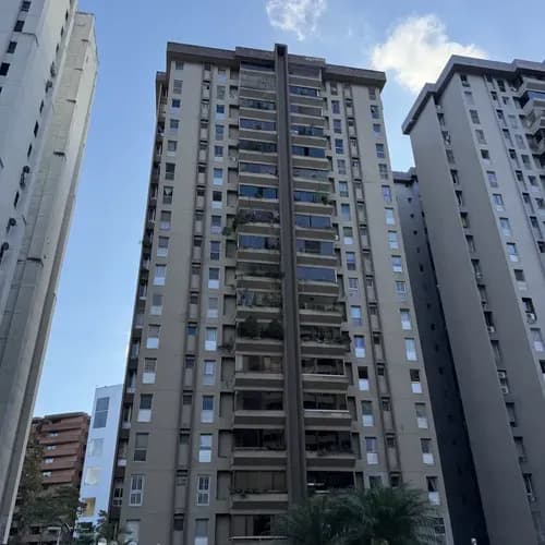 Agradable Apartamento En Alquiler, Amplio, Confortable, Muy Iluminado, Se Encuentra Semi Amoblado, 4 Habitaciones Con Closets, Cocina Equipada. No Aceptan Mascotas.