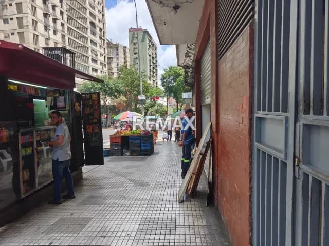 MAGNÍFICO LOCAL EN ALQUILER A PIE DE CALLE EN LA AV. BARALT