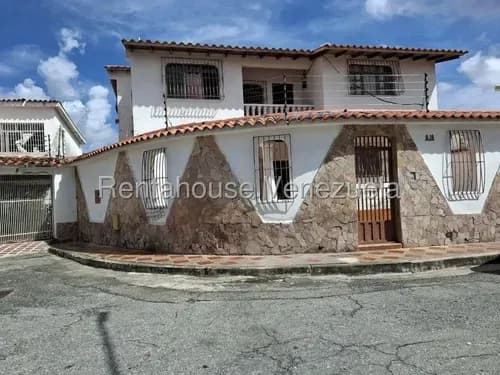 Rentahouse Lara Vende Amplia Casa De 496 Mts En Zona Privilegiada; 6 Hab Con Clósets, 5 Baños, Cocina Empotrada, Gas Directo, Tanque Subterráneo Y Gran Garaje. ¡excelente Oportunidad!