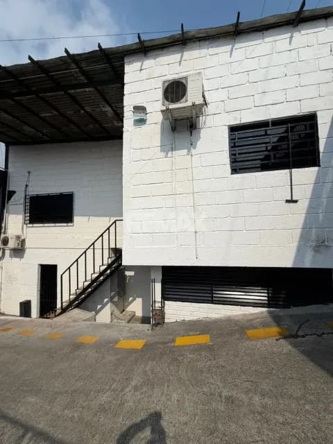ALQUILER Oficina de 43 Mts2 Ubicada en la zona industrial de Paramillo al lado de la panadería “Estación Pan Paramillo”