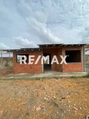 Construye el hogar de tus sueños en Villa Campestre Paraíso! ¿Buscas seguridad, tranquilidad y una construcción adelantada?