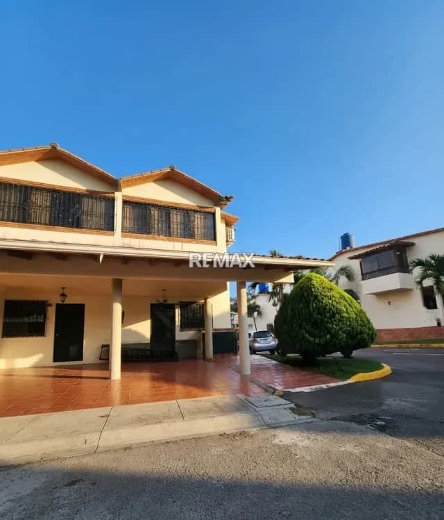 Casa Esquinera en Alquiler – Portal de las Acacias