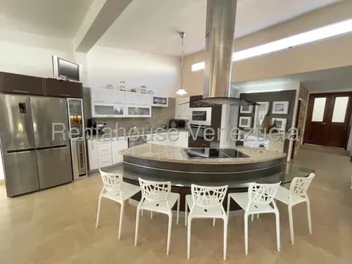 María Reyes Vende Espectacular Casa En El Este De Barquisimeto, Con 606 Mts2, Piscina, Parrillera Con Finos Acabados De Lujo. 25-8488