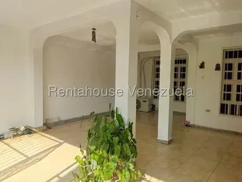 Jv Vende Casa Duplex En Venta Excelente Ubicación A Una Cuadra De La Avenida Don Julio Centeno 25-21053 Abr29