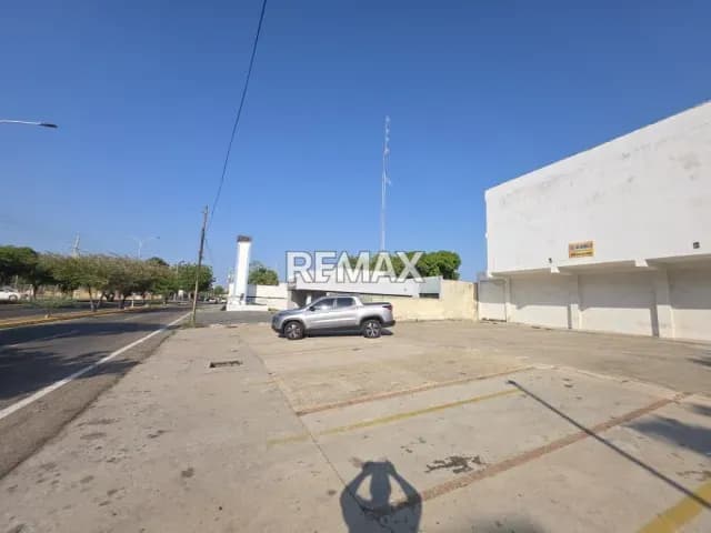 LOCAL COMERCIAL DE 3 NIVELES EN LA AVENIDA UNIVERSIDAD