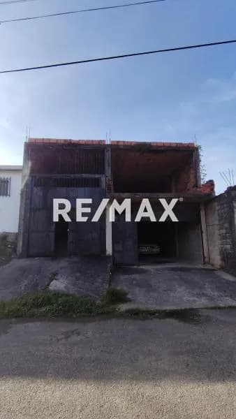 Terreno con avance de construcción