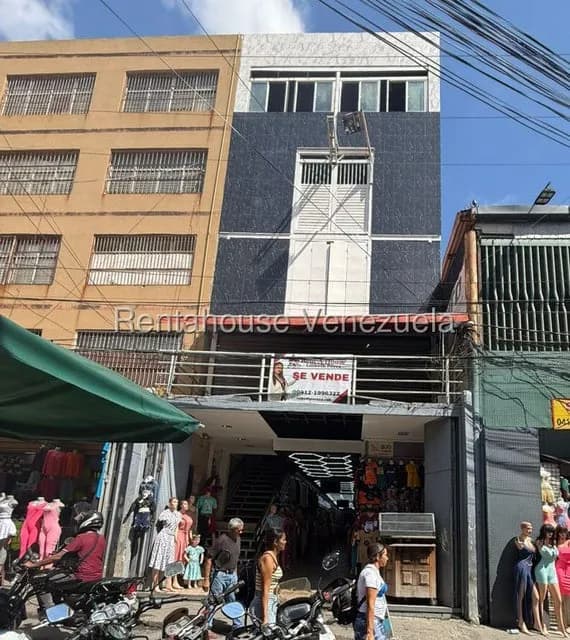 Casa en venta - $1.3M