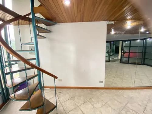 Local En Alquiler Centro Comercial Coliseo 40 M2. Con Mezanina.