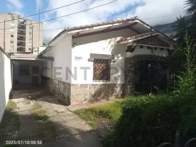 Se vende casa para remodelar en Los Palos Grandes. IZ