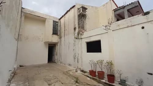 Vende Casa Comercial A Remodelar* *ubicado Avenida Principal De La Esmeralda* Consta De * 220mts2 * 2 Nivelas * 4 Habitaciones * 3 Baños * Sala/ Comedor/ Cocina * Patio * Susanne