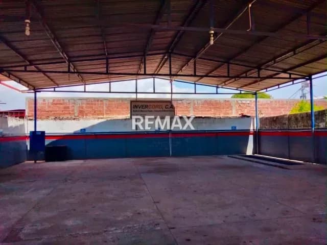 Casa Comercial con Galpón en Sector Manzanillo. En Venta