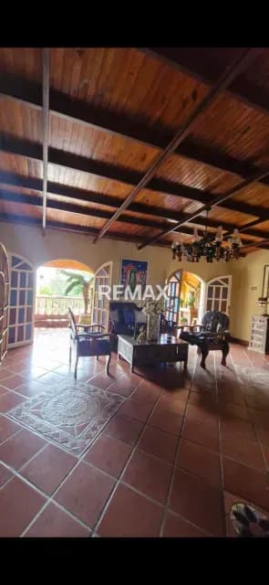 Se Vende Amplia Casa estilo Chalet Mediterráneo en Las Morochas San Diego con Vista 360 y gran Terreno